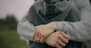 two people hugging forgiveness amends